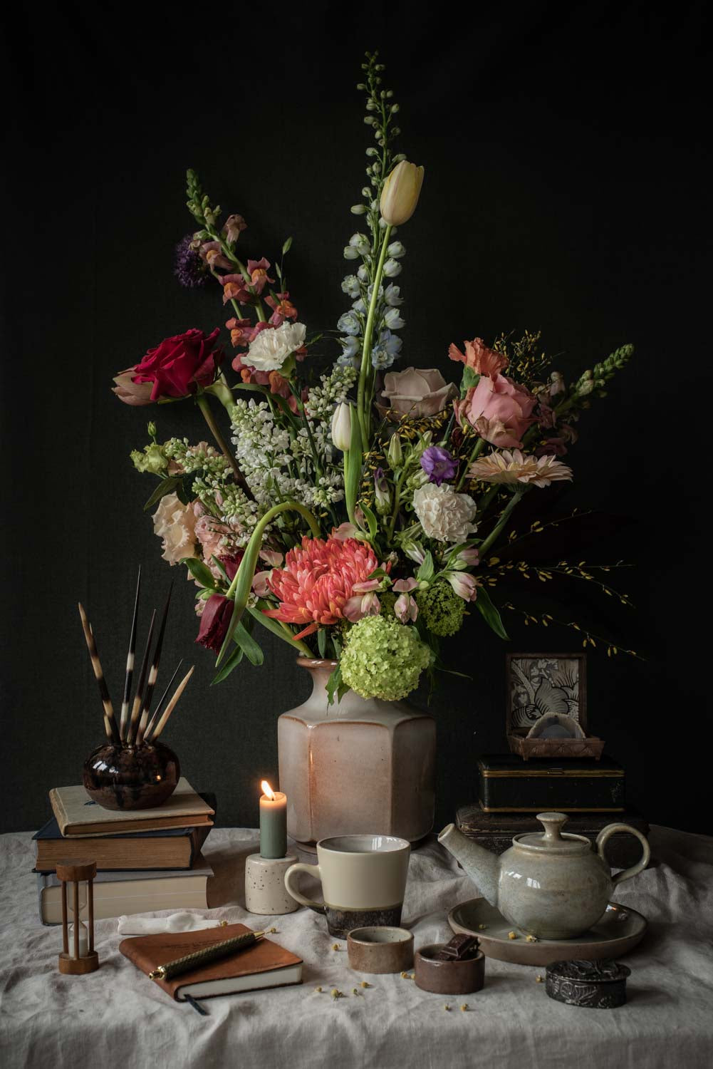 Fine Art kaart | Bloemstuk in vaas van aardewerk met theekan