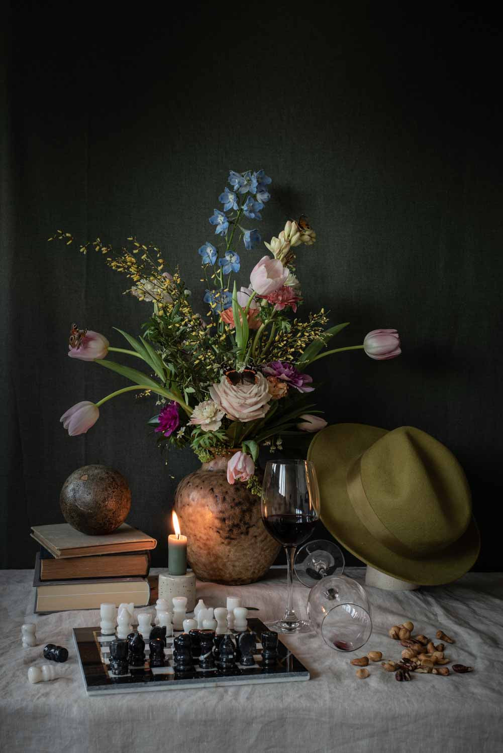 Fine Art kaart | Bloemstuk in vaas van aardewerk met schaakspel