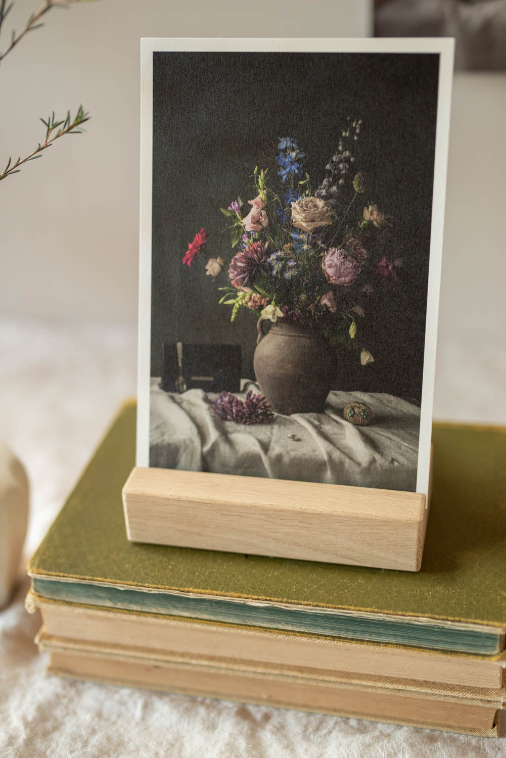 Fine Art kaart | Pastel gele narcissen in aardewerk vaas