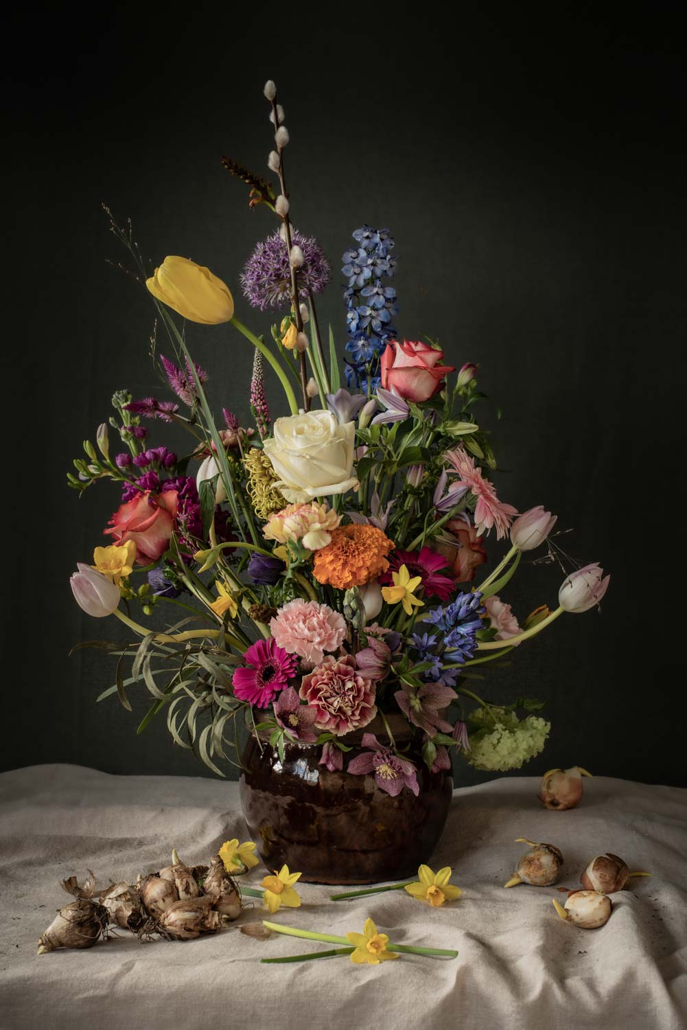 Stilleven | Voorjaars vrolijkheid, tafel met bloemstuk en bloembollen