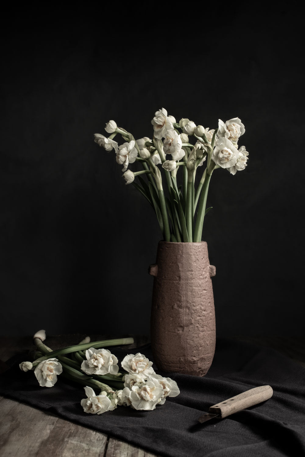 Fine Art kaart | Pastel gele narcissen in aardewerk vaas