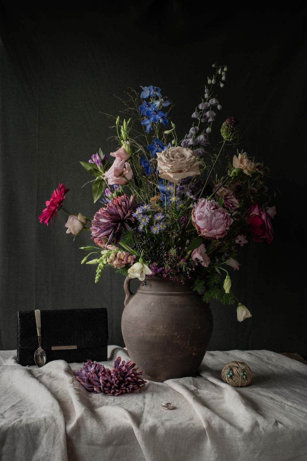 Fine Art kaart | Bloemstuk in vaas van aardewerk met handtas