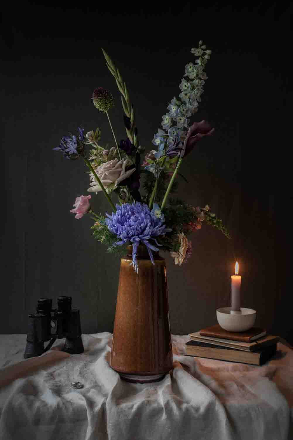Fine Art kaart | Bloemstuk in vaas van aardewerk met verrekijker