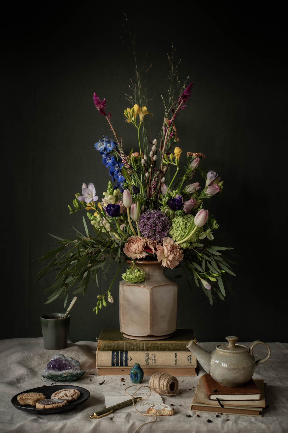 Stilleven | Tafel met brief, koekjes, thee en boeket in pastel kleuren