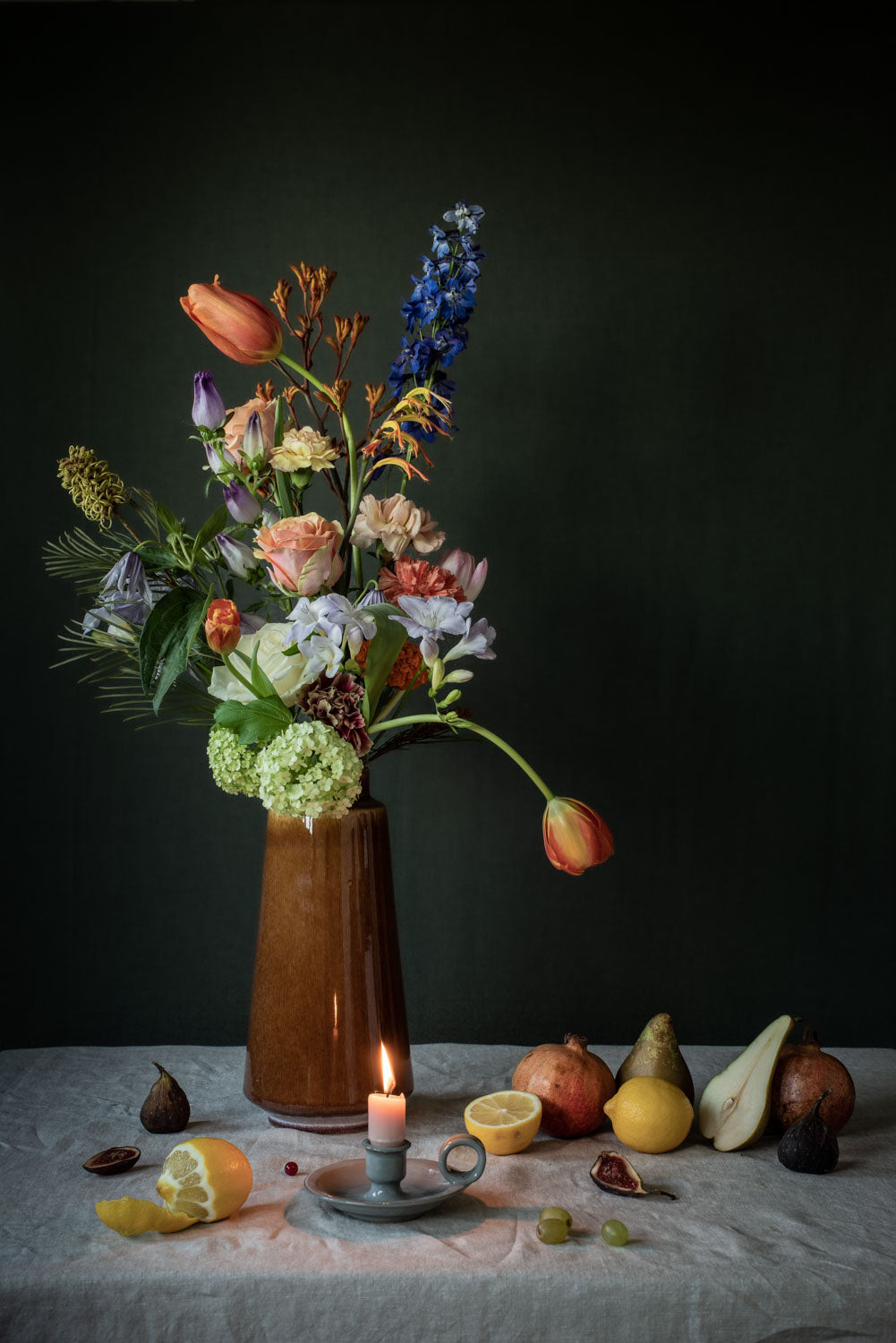 Stilleven | Voorjaarstafel met vrolijke bloemen en fruit