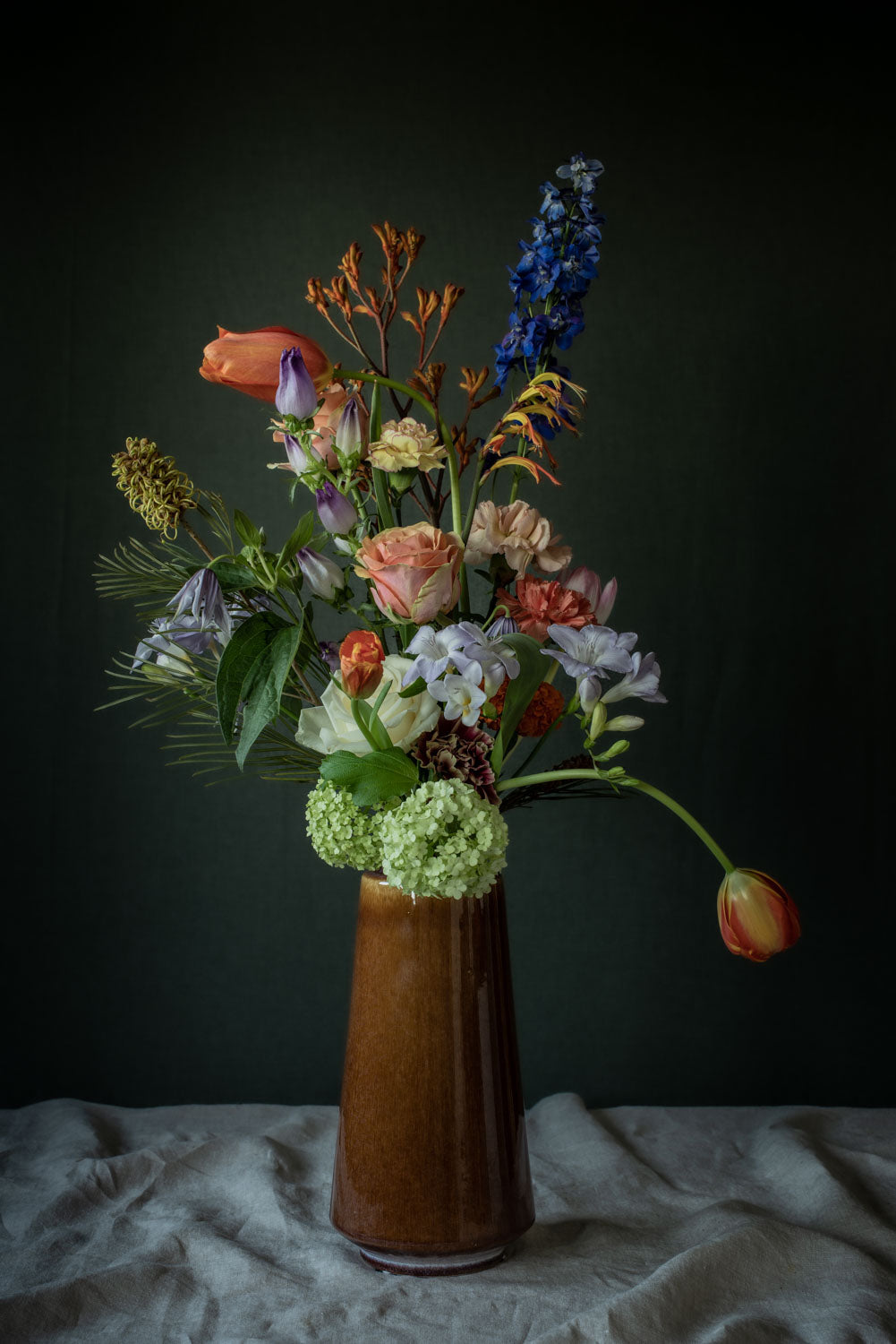 Stilleven | Boeket met oranje, blauwe en paarse bloemen