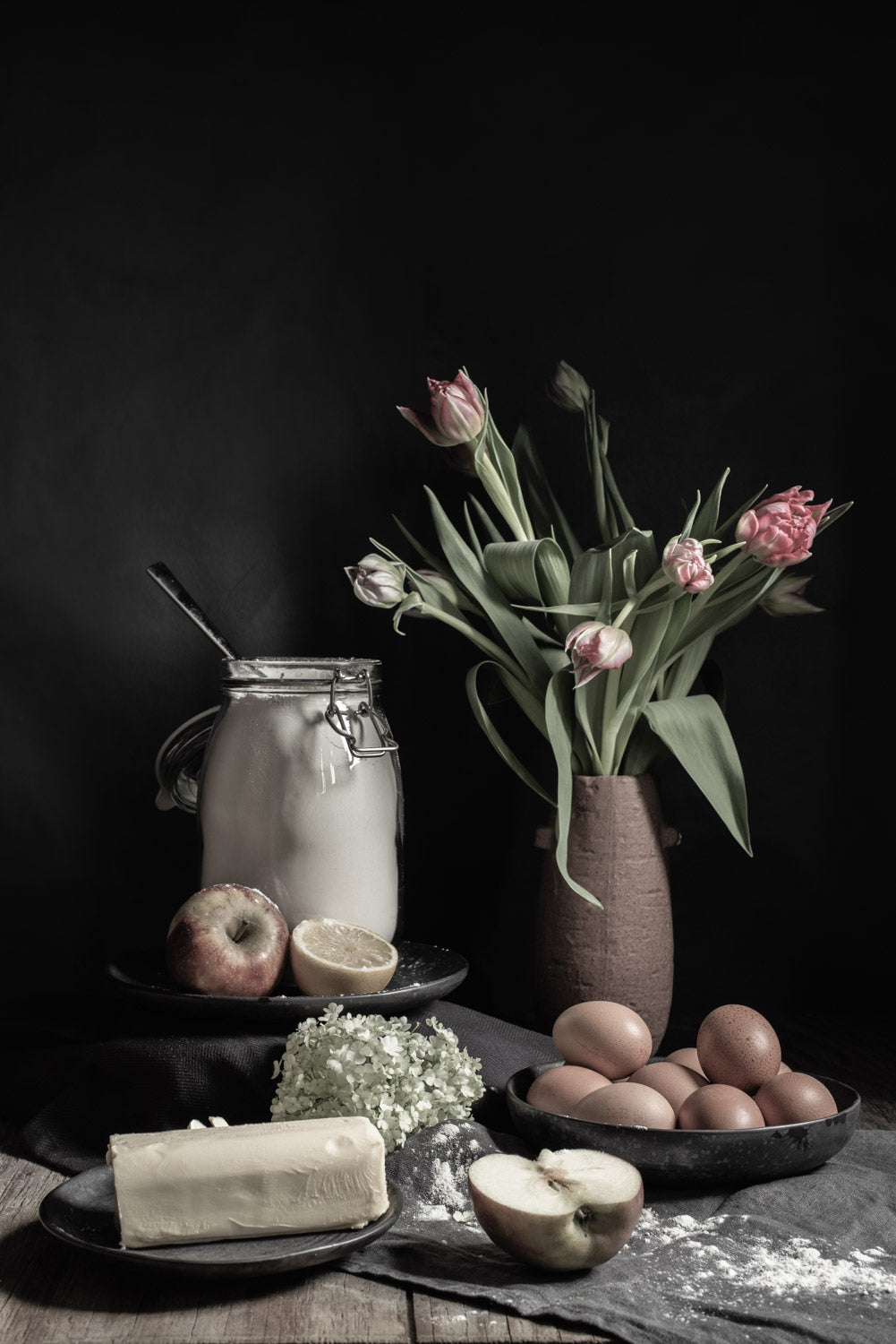 Stilleven | Roze tulpen in vaas van aardewerk met fruit