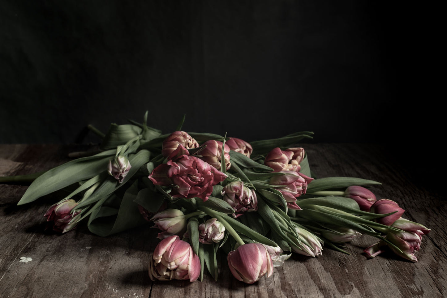 Stilleven | Roze tulpen op houten tafelblad