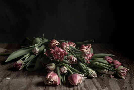 Stilleven | Roze tulpen op houten tafelblad