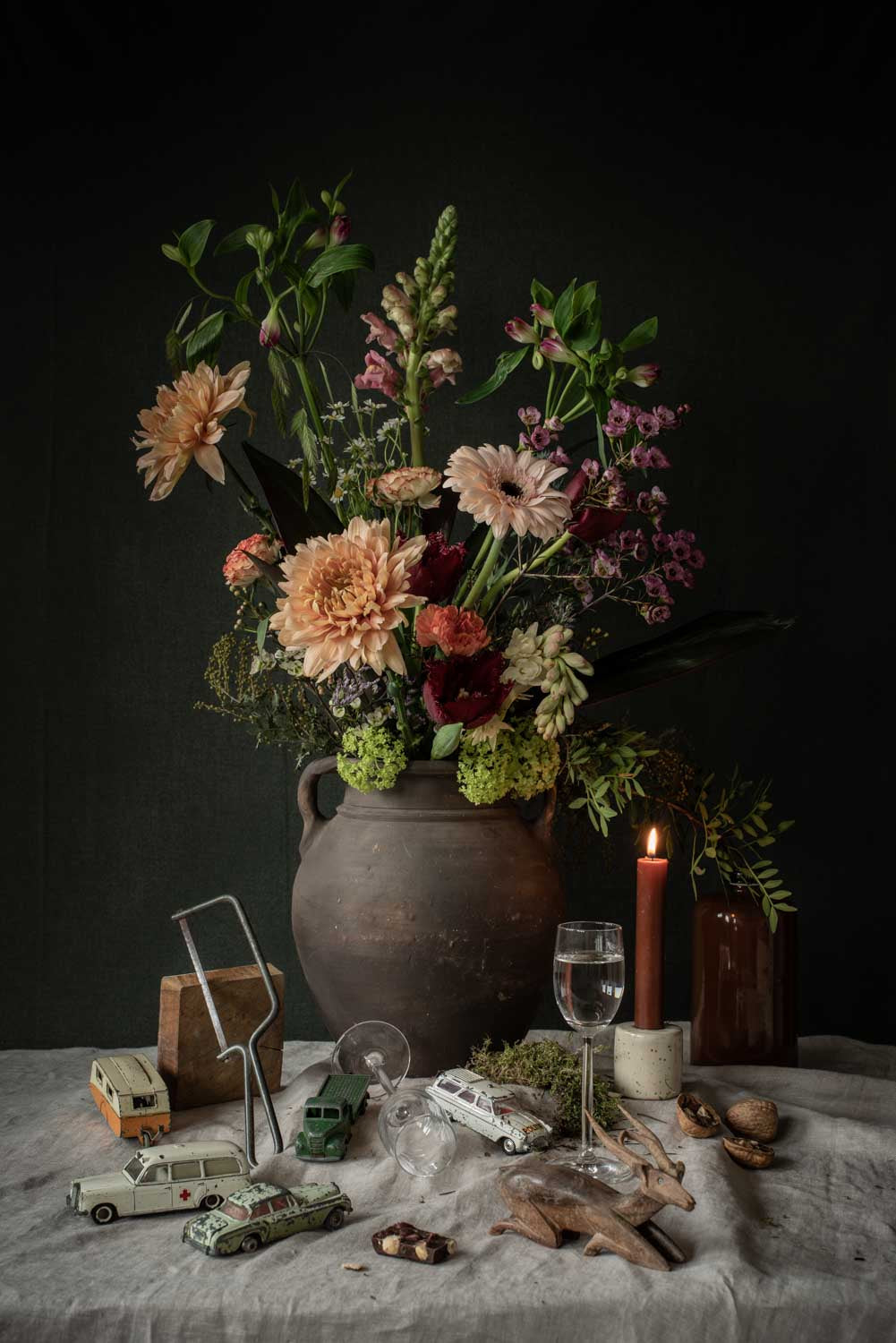 Stilleven | Bloemstuk in vaas van aardewerk met vintage auto's